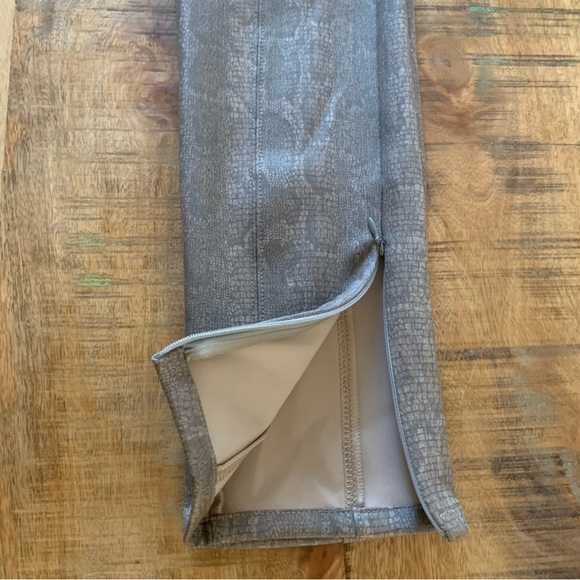Anthropologie Metallic Snake Leggings Size 29 - Picture 10 of 12